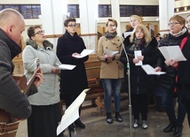 Parafialna grupa muzyczna dorosłych towarzyszy sobotnim spotkaniom w andrychowskim kościele św. Stanisława.