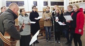 Parafialna grupa muzyczna dorosłych towarzyszy sobotnim spotkaniom w andrychowskim kościele św. Stanisława.