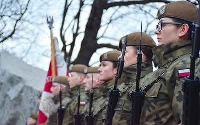 Podczas ostatnich obchodów Narodowego Dnia Pamięci Żołnierzy Wyklętych warta honorowa 71. BLP była w większości żeńska.