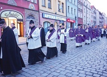 Uczestnicy procesji pokutnej prosili o wsparcie wszystkich świętych.