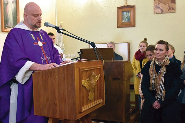 Ojciec Adam w czasie głoszenia homilii  w Środę Popielcową. 