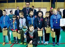 Zawodników z parafii w Boguszycach trenuje proboszcz ks. Zbigniew Kaliński.