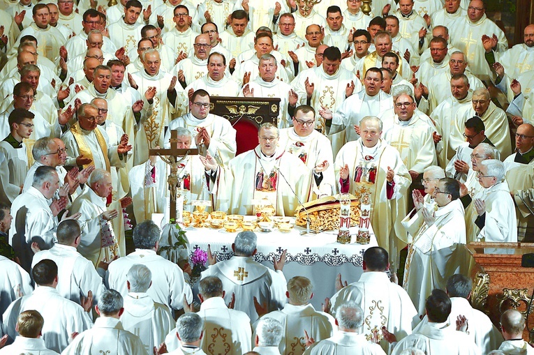 ▲	Eucharystia  na rozpoczęcie peregrynacji obrazu opiekuna Świętej Rodziny.