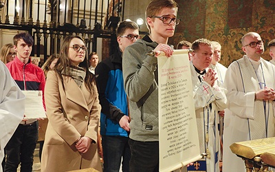 ▲	Młodzież przekazała biskupowi akty zawierzenia swojej młodości i dorosłości Królowej Polski.