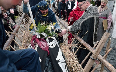 Ks. Grzegorz Wójcik, jedliński proboszcz, stwierdził, że Śmierć naprawdę nie żyje, i podpisał akt, który pozwolił pochować ją na lokalnym cmentarzu.