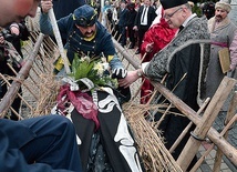 Ks. Grzegorz Wójcik, jedliński proboszcz, stwierdził, że Śmierć naprawdę nie żyje, i podpisał akt, który pozwolił pochować ją na lokalnym cmentarzu.