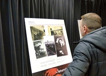 Ekspozycja ściągnęła do sal przy kościele wielu oglądających.