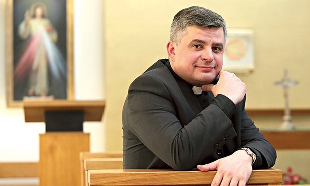 Ks. Bartek Kuźnik  jest kapelanem  arcybiskupa seniora archidiecezji katowickiej Damiana Zimonia oraz pracownikiem Wydziału Teologicznego Uniwersytetu Śląskiego  w Katowicach 