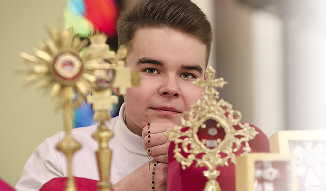 Marcin przynosi relikwie do kościoła,  w dniu wspomnienia danego świętego