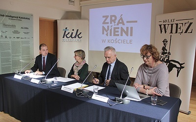 ▼	Na numer 800 280 900 mogą też dzwonić osoby, które wiedziały o haniebnych zachowaniach i nie reagowały – podkreślali uczestnicy konferencji w warszawskim KIK-u.