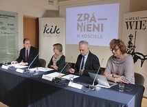 ▼	Na numer 800 280 900 mogą też dzwonić osoby, które wiedziały o haniebnych zachowaniach i nie reagowały – podkreślali uczestnicy konferencji w warszawskim KIK-u.