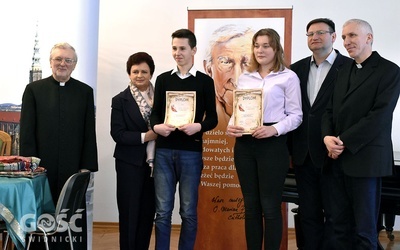 Laureaci pierwszego miejsca w konkursie z opiekunami i organizatorami konkursu.
