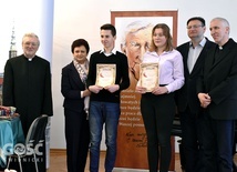 Laureaci pierwszego miejsca w konkursie z opiekunami i organizatorami konkursu.