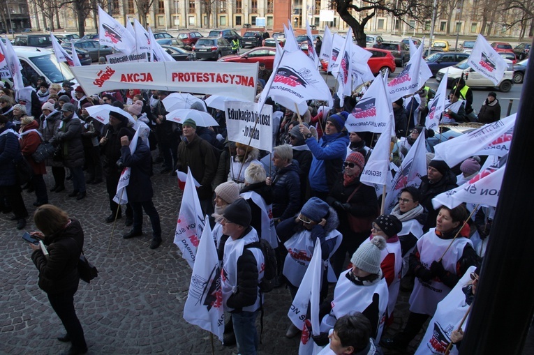 Katowice: Nauczyciele pikietują Śląski Urząd Wojewódzki + paski nauczycieli