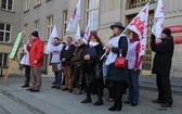 Katowice: Nauczyciele pikietują Śląski Urząd Wojewódzki + paski nauczycieli