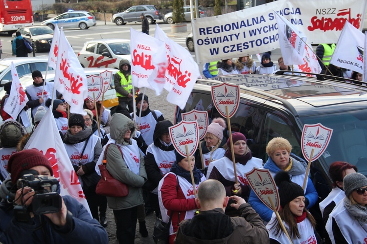 Katowice: Nauczyciele pikietują Śląski Urząd Wojewódzki + paski nauczycieli