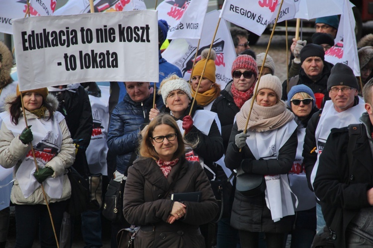 Katowice: Nauczyciele pikietują Śląski Urząd Wojewódzki + paski nauczycieli