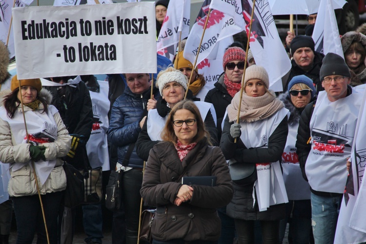 Katowice: Nauczyciele pikietują Śląski Urząd Wojewódzki + paski nauczycieli