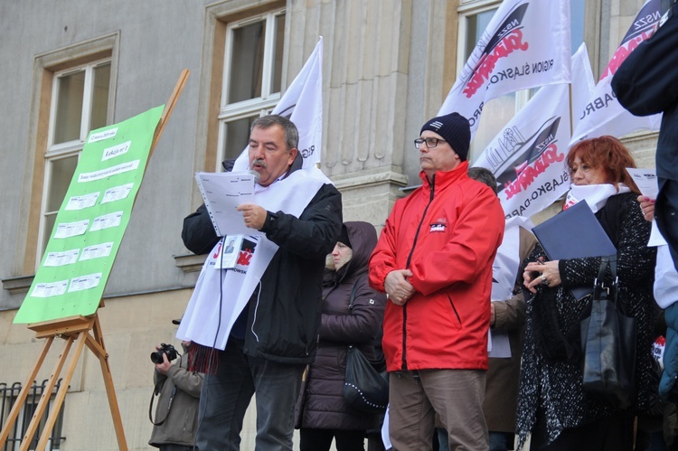 Katowice: Nauczyciele pikietują Śląski Urząd Wojewódzki + paski nauczycieli