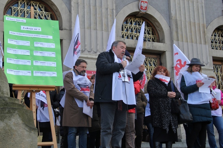 Katowice: Nauczyciele pikietują Śląski Urząd Wojewódzki + paski nauczycieli