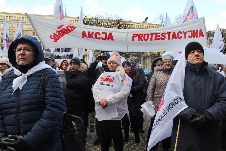 Katowice: Nauczyciele pikietują Śląski Urząd Wojewódzki + paski nauczycieli