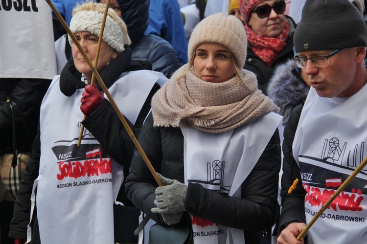 Katowice: Nauczyciele pikietują Śląski Urząd Wojewódzki + paski nauczycieli