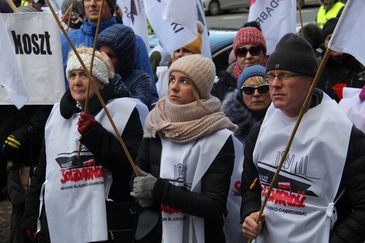 Katowice: Nauczyciele pikietują Śląski Urząd Wojewódzki + paski nauczycieli