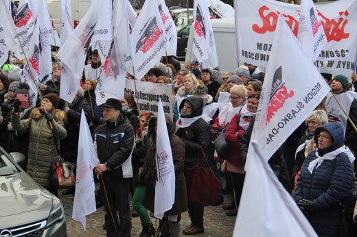 Katowice: Nauczyciele pikietują Śląski Urząd Wojewódzki + paski nauczycieli