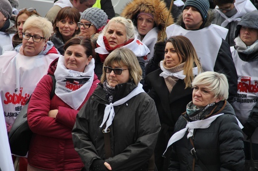 Katowice: Nauczyciele pikietują Śląski Urząd Wojewódzki + paski nauczycieli