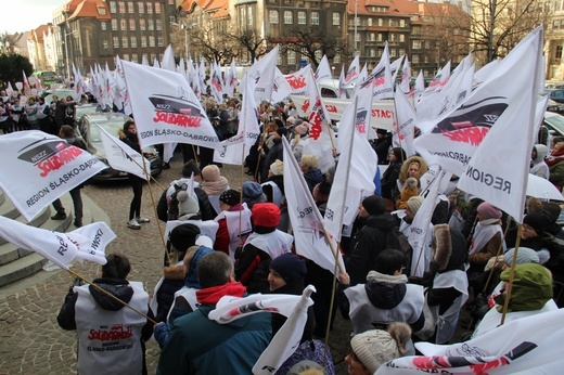 Katowice: Nauczyciele pikietują Śląski Urząd Wojewódzki + paski nauczycieli