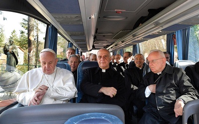 Papież Franciszek, kardynałowie i biskupi pracujący w Kurii Rzymskiej co roku wyjeżdżają na rekolekcje wielkopostne  do ośrodka paulistów w Ariccii.