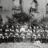 Zjazd biskupów polskich na Jasnej Górze w 1938 r. W pierwszym rzędzie siedzą od lewej m.in.: bp Czesław Kaczmarek (1), bp Edward Komar (2), bp Stanisław Kostka Łukomski (4), bp Kazimierz Bukraba (5), bp Stanisław Okoniewski (6), abp Stanisław Gall (7), bp Marian Fulman (8), abp Romuald Jałbrzykowski (9), bp Karol Radoński (10),  bp Paweł Kubicki (11), bp Franciszek Lisowski (12). W drugim rzędzie stoją od prawej m.in.: bp Franciszek Barda (1), bp Józef Gawlina (2), bp Wojciech Tomaka (4),  bp Stanisław Ros…