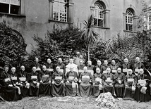 Zjazd biskupów polskich na Jasnej Górze w 1938 r. W pierwszym rzędzie siedzą od lewej m.in.: bp Czesław Kaczmarek (1), bp Edward Komar (2), bp Stanisław Kostka Łukomski (4), bp Kazimierz Bukraba (5), bp Stanisław Okoniewski (6), abp Stanisław Gall (7), bp Marian Fulman (8), abp Romuald Jałbrzykowski (9), bp Karol Radoński (10),  bp Paweł Kubicki (11), bp Franciszek Lisowski (12). W drugim rzędzie stoją od prawej m.in.: bp Franciszek Barda (1), bp Józef Gawlina (2), bp Wojciech Tomaka (4),  bp Stanisław Ros…