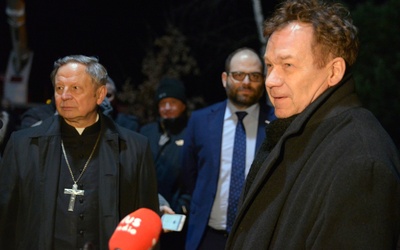 Bp Henryk Tomasik w czasie jednej z wizyt na planie filmu "Klecha". Z prawej Mirosław Baka, który zagrał ks. Kotlarza.