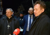 Bp Henryk Tomasik w czasie jednej z wizyt na planie filmu "Klecha". Z prawej Mirosław Baka, który zagrał ks. Kotlarza.