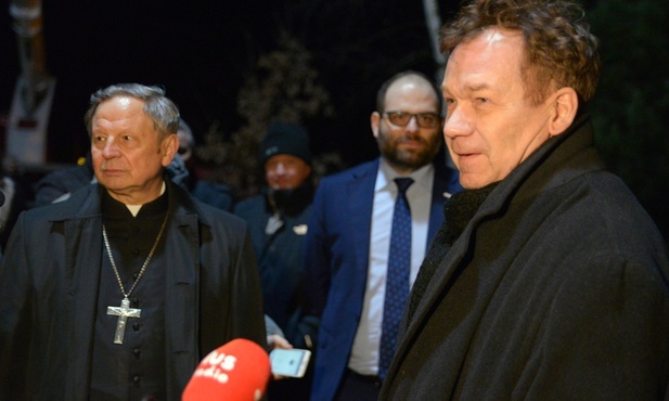 Bp Henryk Tomasik w czasie jednej z wizyt na planie filmu "Klecha". Z prawej Mirosław Baka, który zagrał ks. Kotlarza.