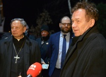 Bp Henryk Tomasik w czasie jednej z wizyt na planie filmu "Klecha". Z prawej Mirosław Baka, który zagrał ks. Kotlarza.