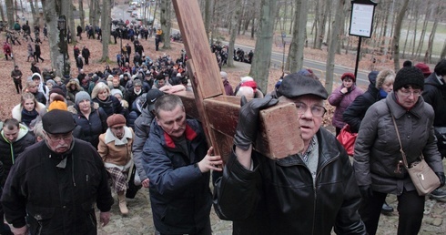 Co tydzień w Drodze Krzyżowej na wejherowskiej kalwarii uczestniczą tysiące wiernych.