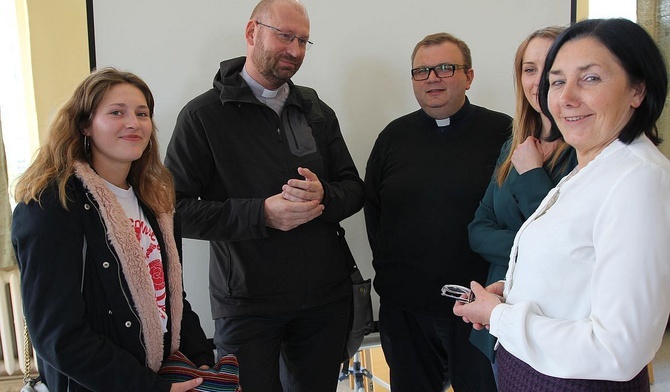 Ola Sikora i ks. Andrzej Wołpiuk (z lewej) - uczestnicy ŚDM w Panamie, z nauczycielami liceum COR