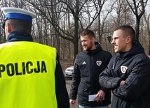 Piłkarze Piasta Gliwice z policjantami patrolują drogi [ZDJĘCIA]