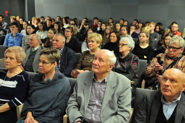 Cóż mogła znaczyć przeszkoda z drutu kolczastego? Miłość za drutami Majdanka
