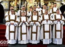 Grupowe zdjęcie z uroczystości przyjęcia diakonatu.