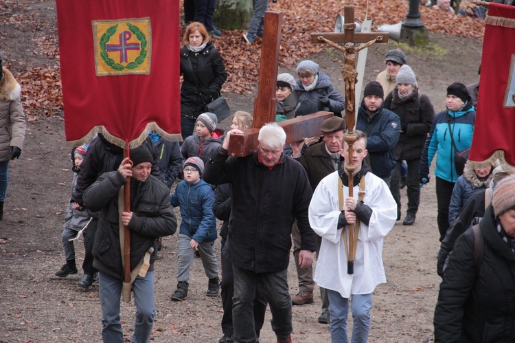 Wejherowo. Droga Krzyżowa kalwaryjskimi ścieżkami 