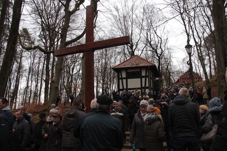 Wejherowo. Droga Krzyżowa kalwaryjskimi ścieżkami 