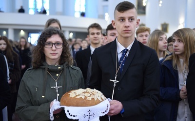 Procesja z darami w kościele bł. Karoliny