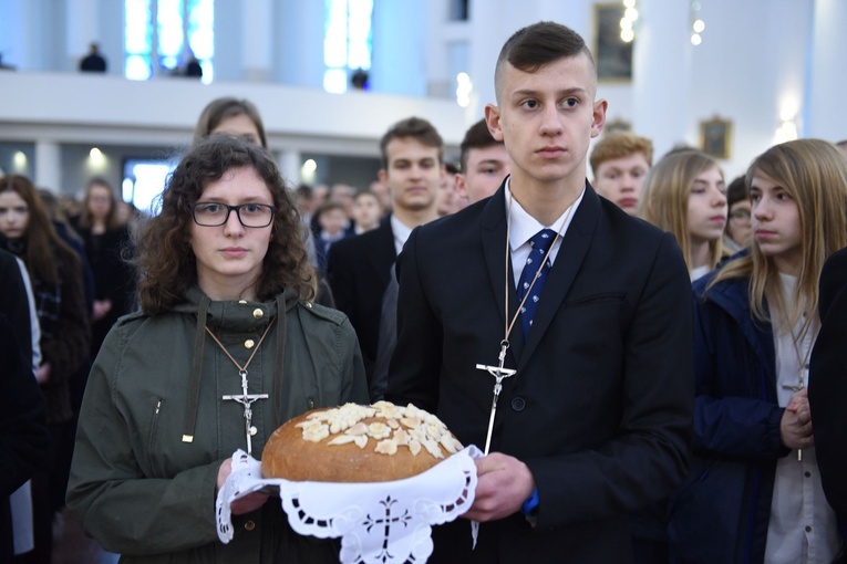 Procesja z darami w kościele bł. Karoliny