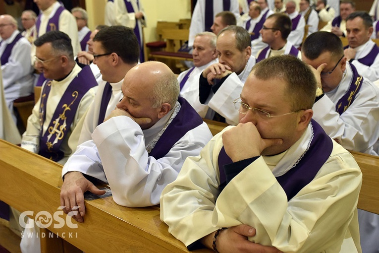 W programie znalazł się czas na adorację Najświętszego Sakramentu i wspólną Eucharystię pod przewodnictwem biskupa.