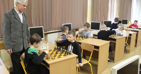 Sportowej rywalizacji młodych zawodników przygląda się Marek Niedźwiecki.