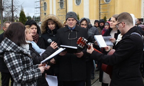 Plenerowa Droga Krzyżowa przy kościele w Inwałdzie.