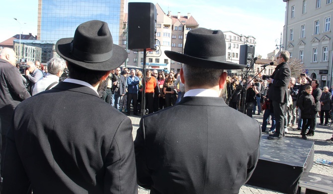 W marszu szli krakowianie oraz licznie reprezentowana społeczność żydowska.